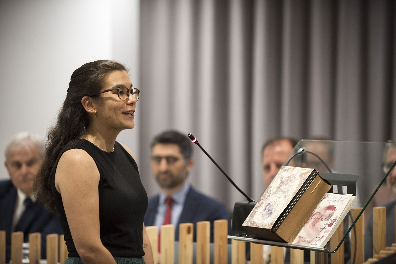 Esther Madrona de ERC pren possessiò de l'acta de regidora de l'Ajuntament de Sant Cugat. FOTO: Bernat Millet.