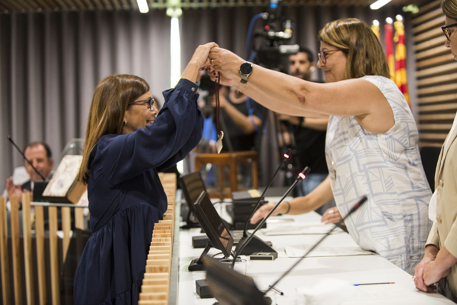 Cristina Paraira de Junts pren possessiò de l'acta. FOTO: Bernat Millet.