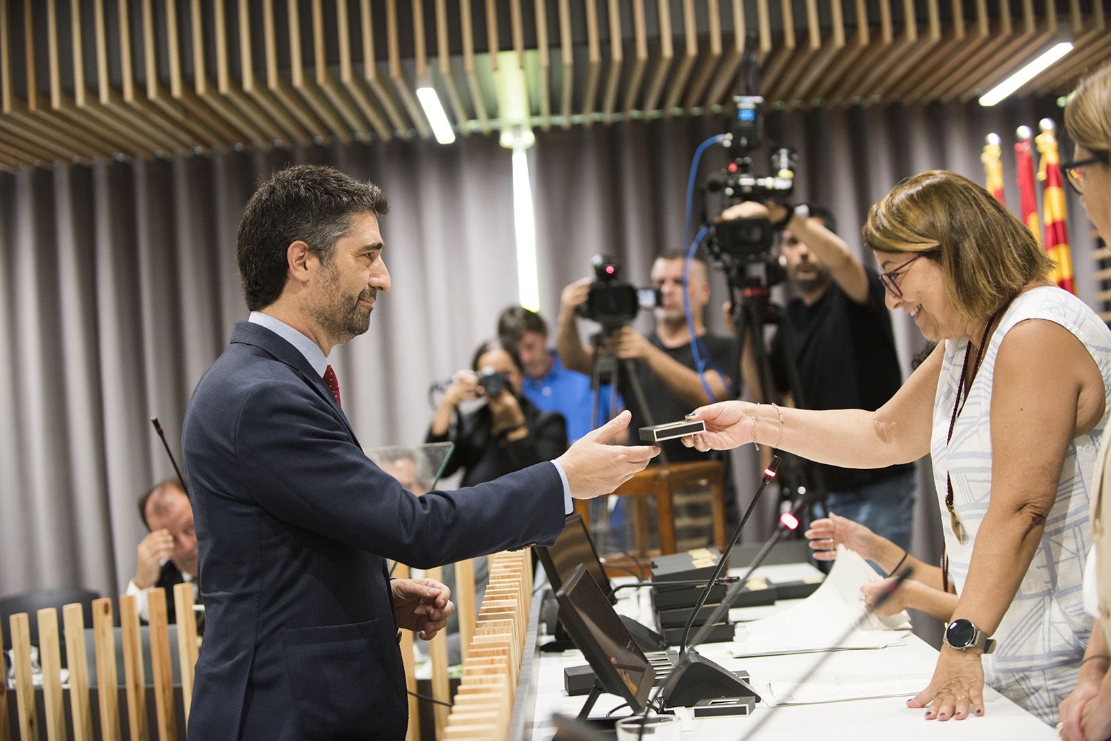 Jordi Puigneró de Junts pren possessiò de l'acta. FOTO: Bernat Millet.