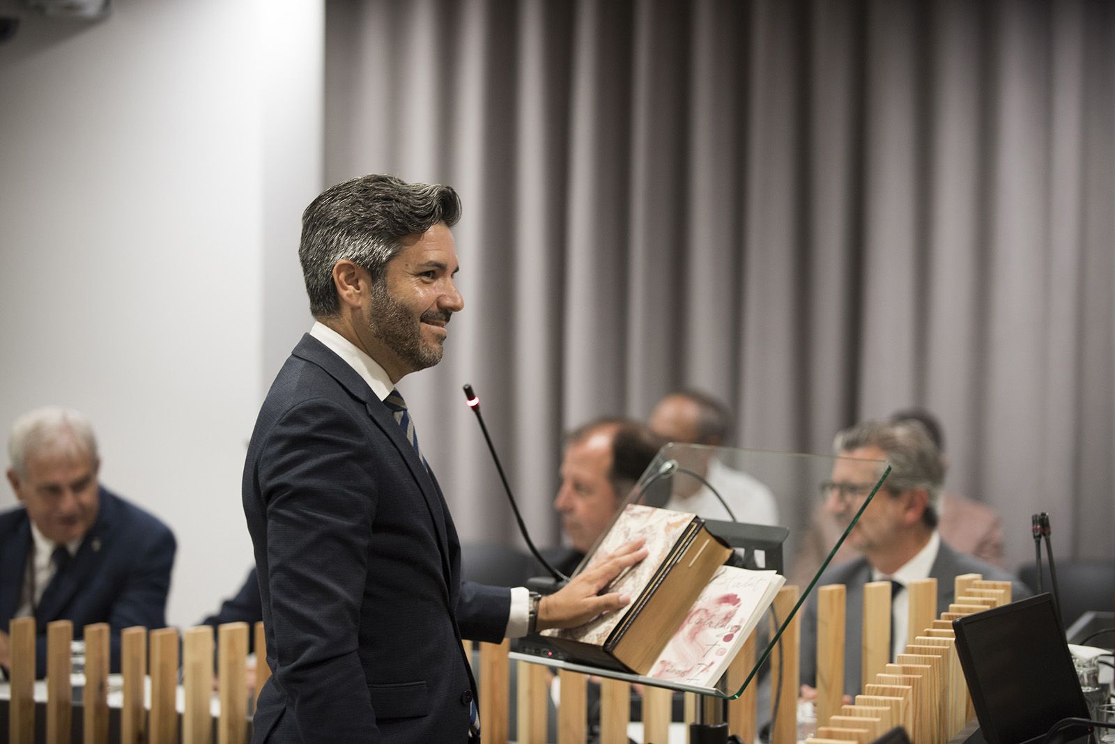 Marcos Rodríguez de VOX pren possessiò de l'acta. FOTO: Bernat Millet.