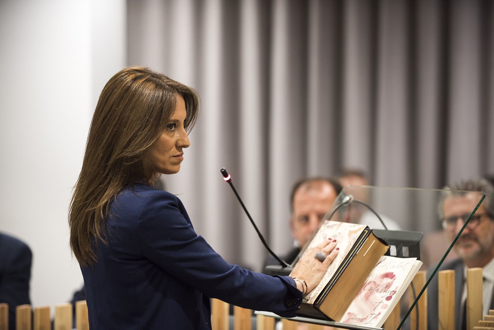 Maria Estrella Salanova del PP pren possessiò de l'acta. FOTO: Bernat Millet.