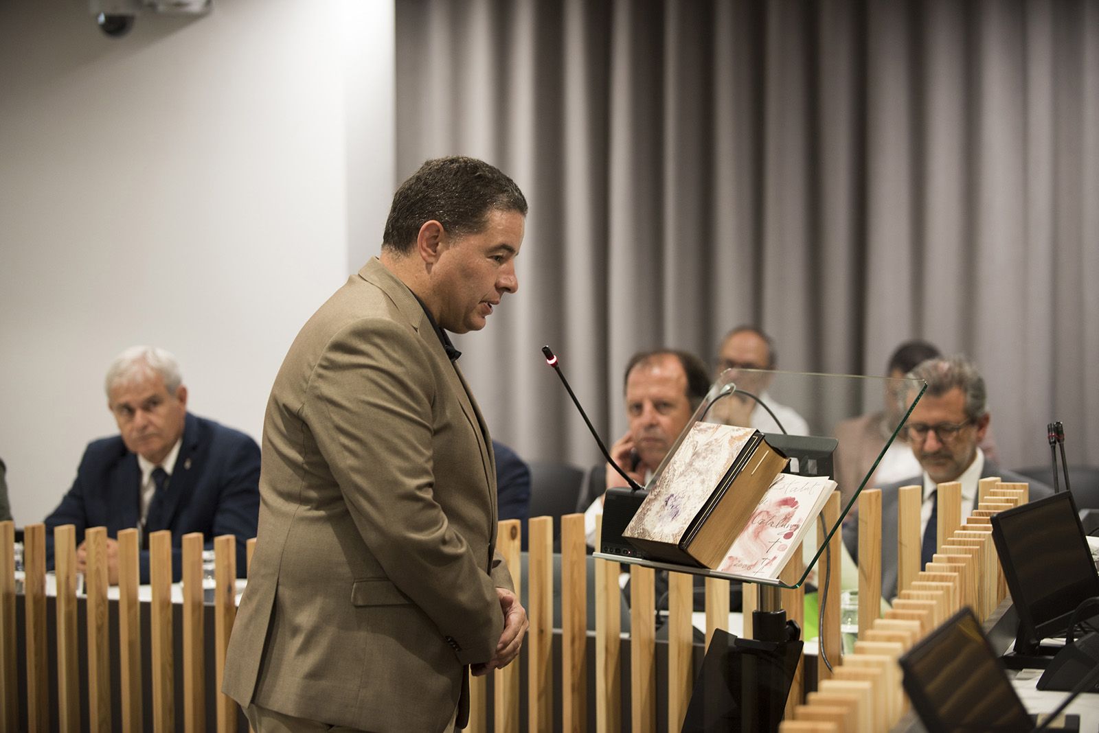 Albert Salarich de Junts pren possessiò de l'acta. FOTO: Bernat Millet.