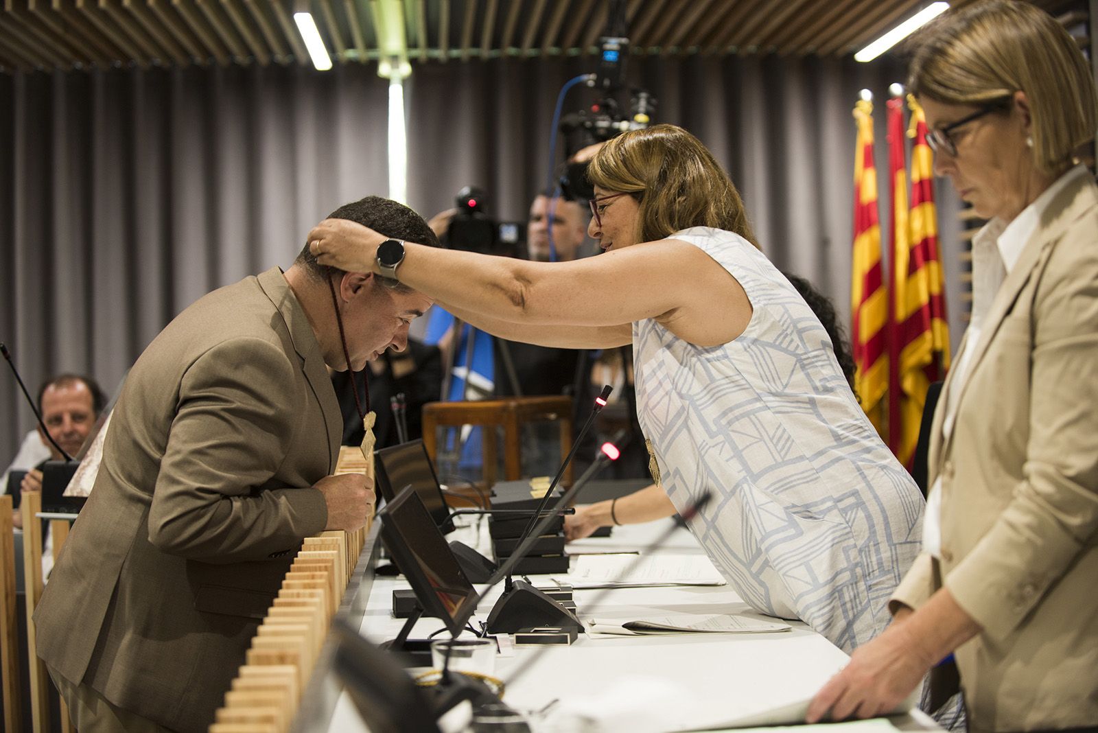 Albert Salarich de Junts pren possessiò de l'acta. FOTO: Bernat Millet.