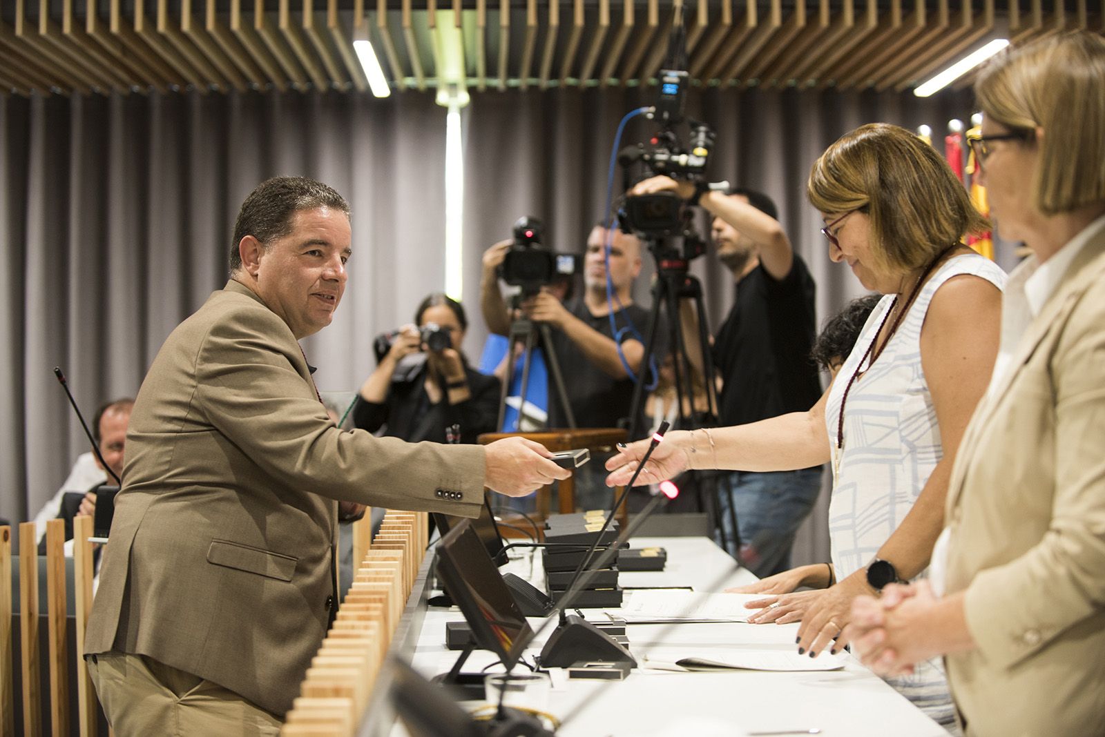 Albert Salarich de Junts pren possessiò de l'acta. FOTO: Bernat Millet.