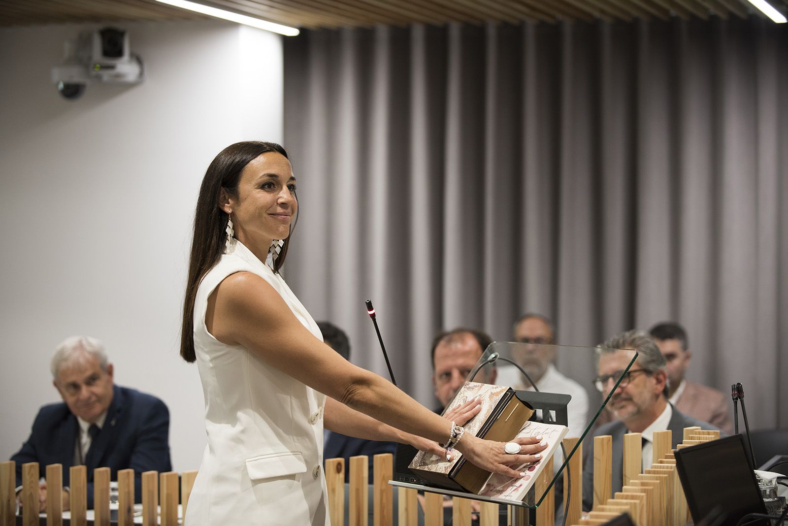 Elena Vila del PSC pren possessiò de l'acta. FOTO: Bernat Millet.