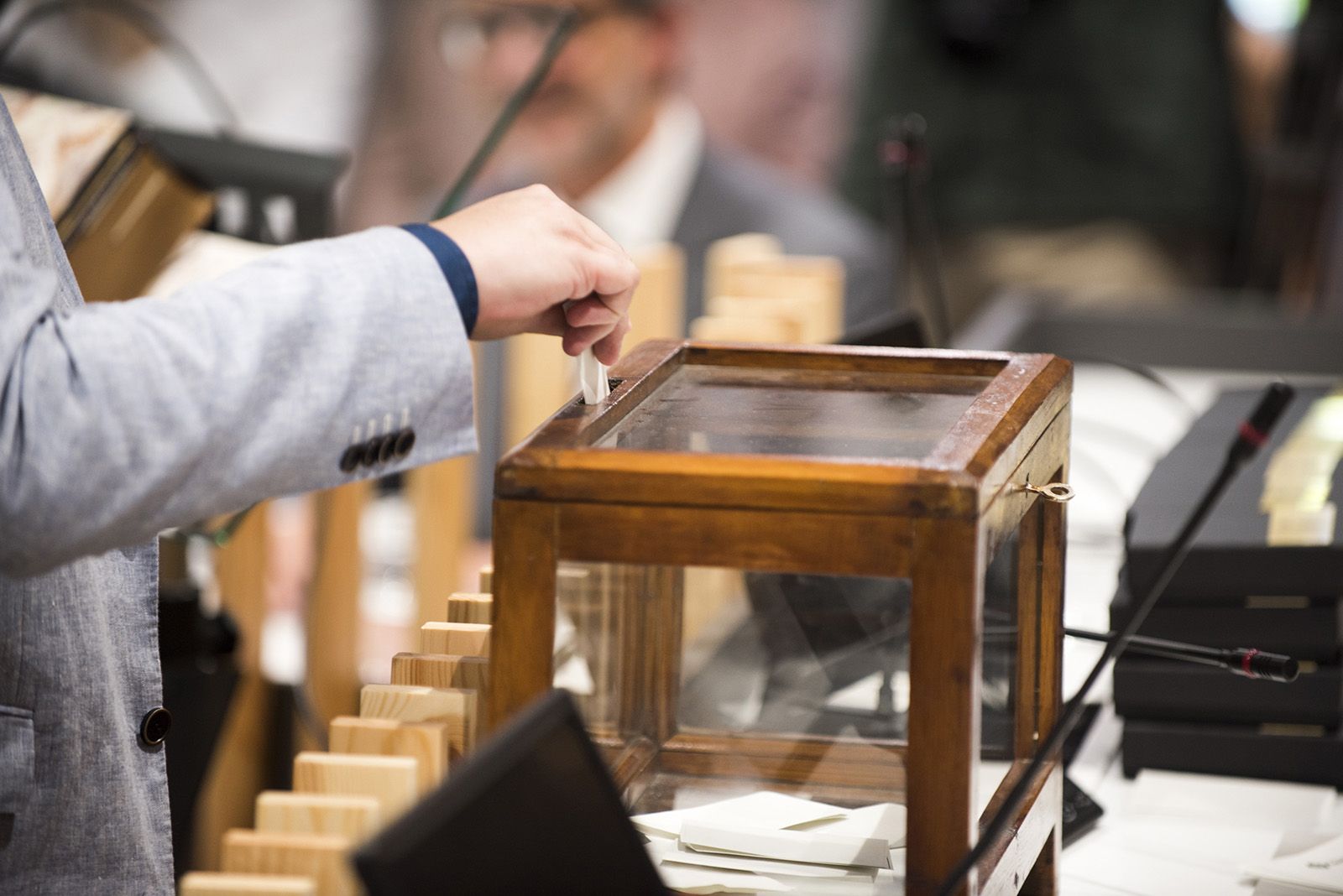 Votació per elegir l'alcalde durant ple extraordinari d'investidura. FOTO: Bernat Millet.