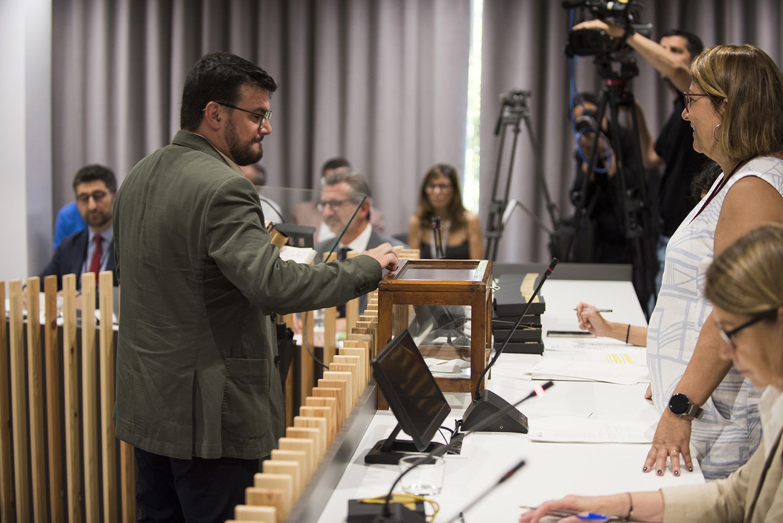 Votació per elegir l'alcalde durant ple extraordinari d'investidura. FOTO: Bernat Millet.