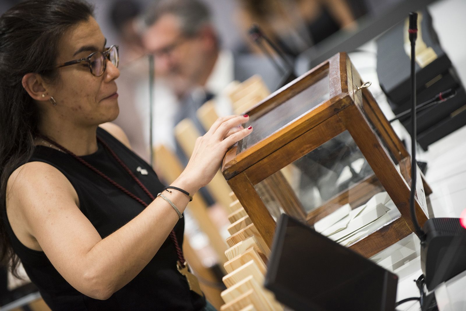 Votació per elegir l'alcalde durant ple extraordinari d'investidura. FOTO: Bernat Millet.