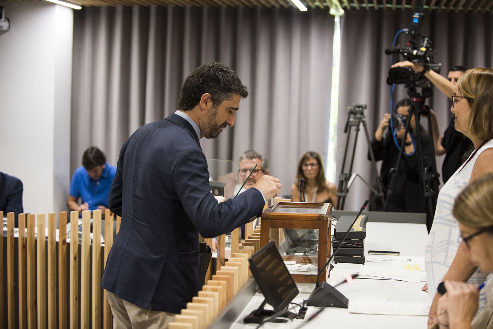 Votació per elegir l'alcalde durant ple extraordinari d'investidura. FOTO: Bernat Millet.