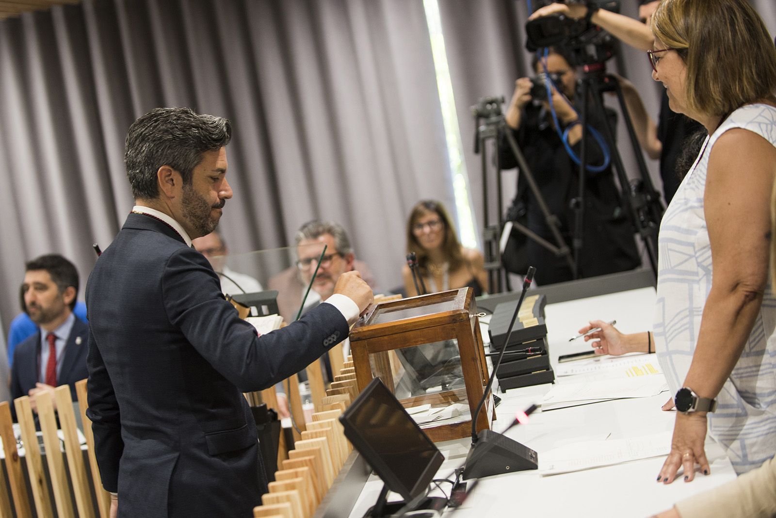 Votació per elegir l'alcalde durant ple extraordinari d'investidura. FOTO: Bernat Millet.