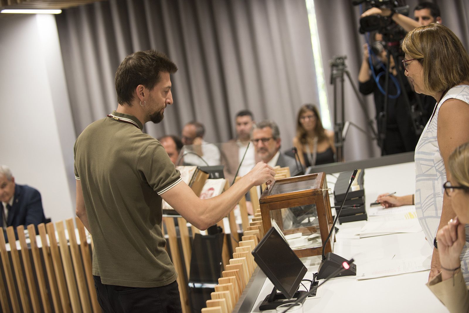 Votació per elegir l'alcalde durant ple extraordinari d'investidura. FOTO: Bernat Millet.