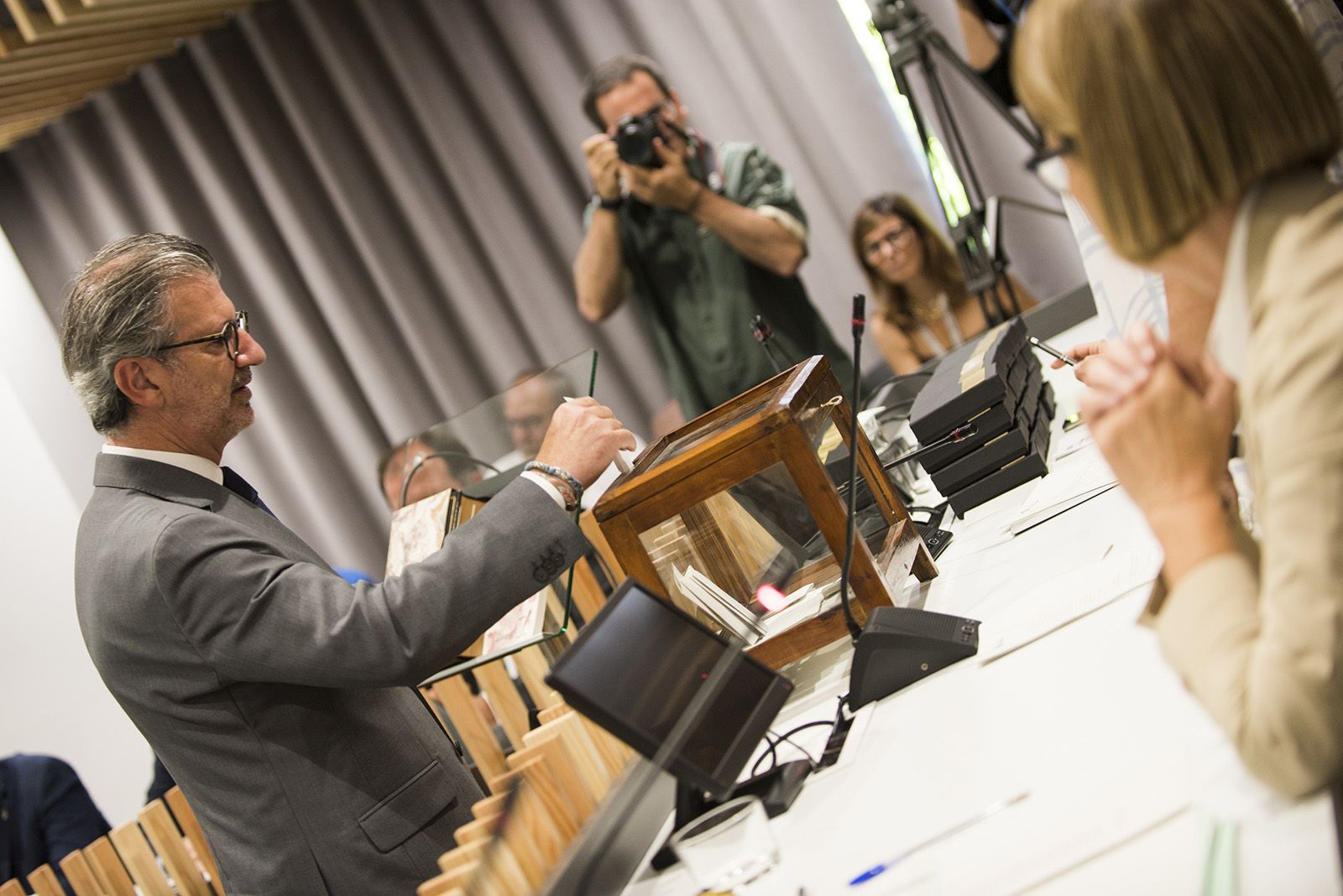 Votació per elegir l'alcalde durant ple extraordinari d'investidura. FOTO: Bernat Millet.