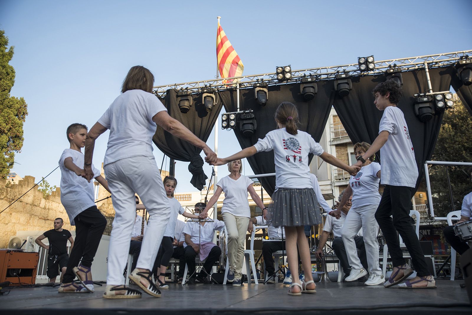 L'Entitat Sardanista dona inici a la festa de Sant Joan. Actuacions de cultura popular: Bastoners, Geganters, Caparrots i Diables. FOTO: Bernat Millet.