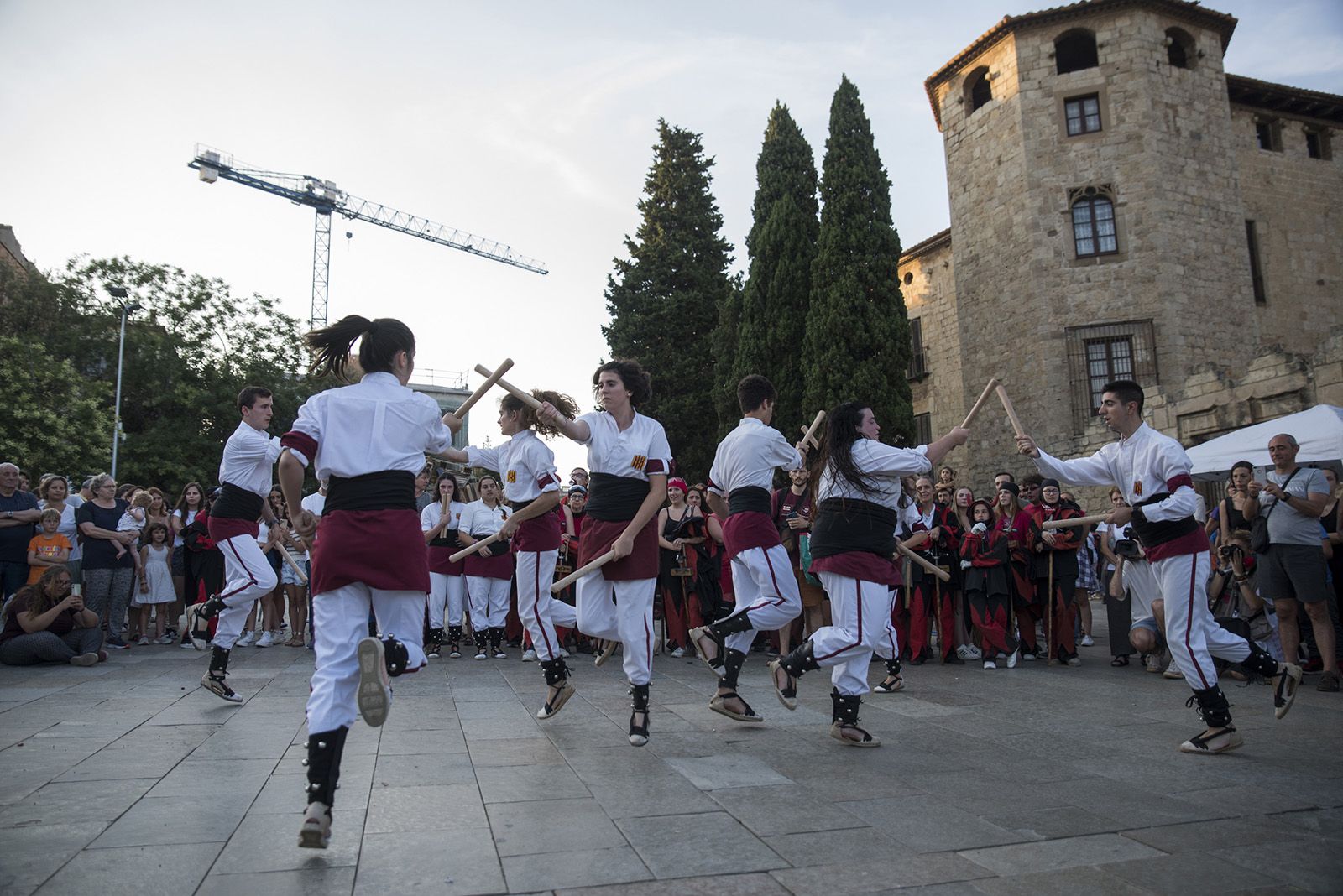 L'Entitat Sardanista dona inici a la festa de Sant Joan. Actuacions de cultura popular: Bastoners, Geganters, Caparrots i Diables. FOTO: Bernat Millet.