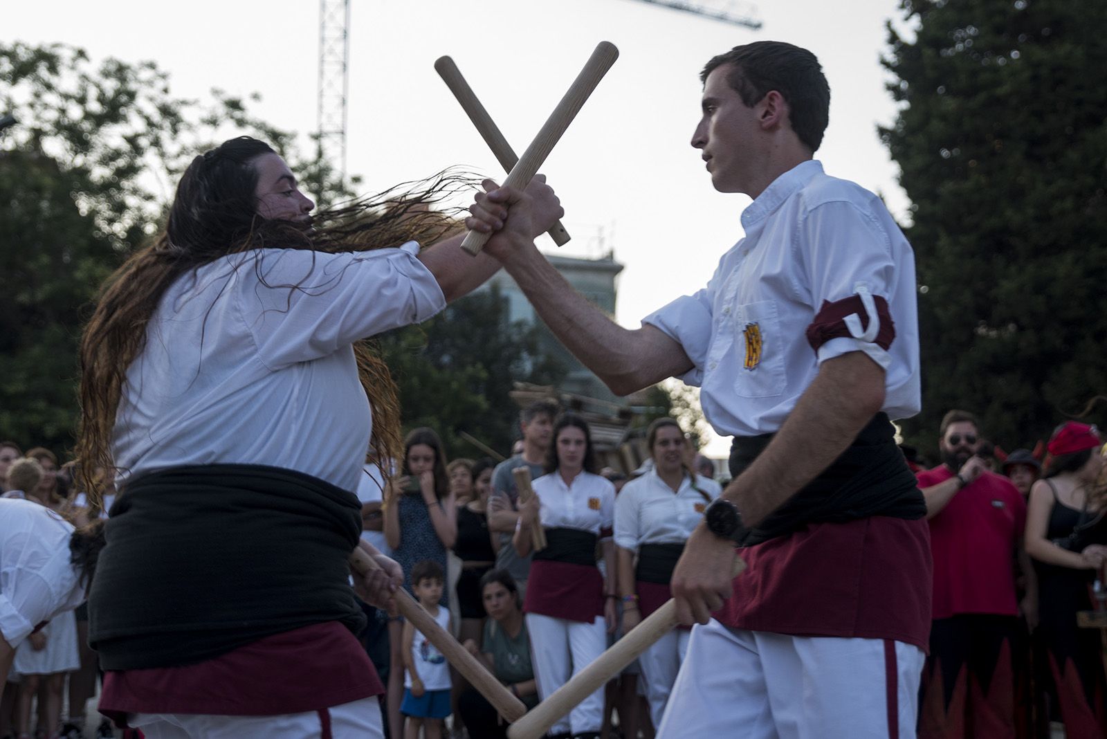 L'Entitat Sardanista dona inici a la festa de Sant Joan. Actuacions de cultura popular: Bastoners, Geganters, Caparrots i Diables. FOTO: Bernat Millet.