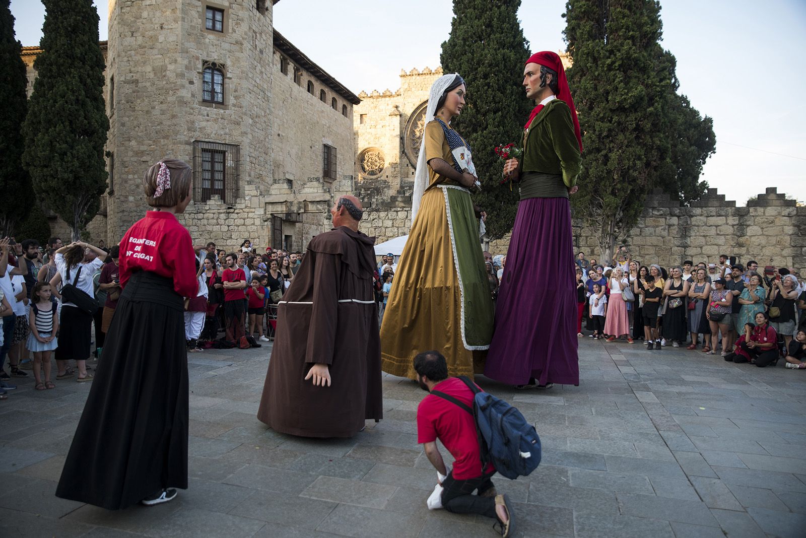 L'Entitat Sardanista dona inici a la festa de Sant Joan. Actuacions de cultura popular: Bastoners, Geganters, Caparrots i Diables. FOTO: Bernat Millet.