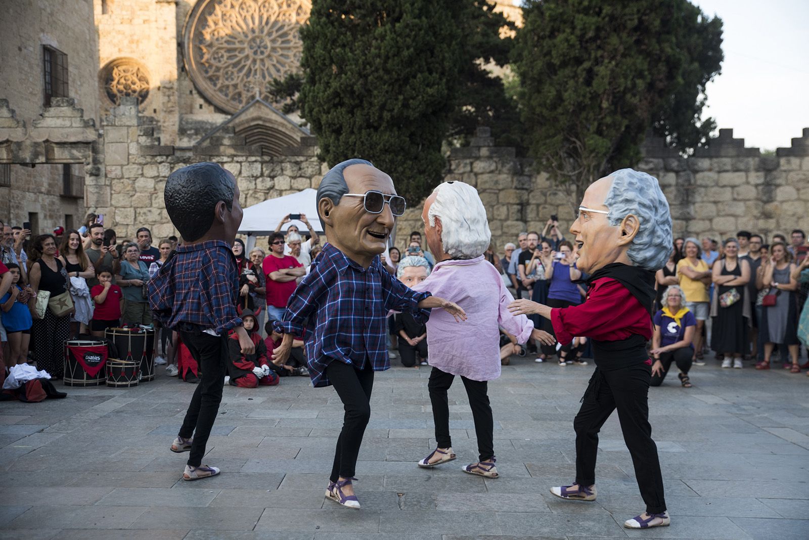 L'Entitat Sardanista dona inici a la festa de Sant Joan. Actuacions de cultura popular: Bastoners, Geganters, Caparrots i Diables. FOTO: Bernat Millet.