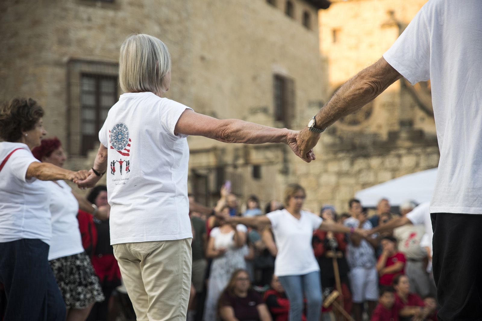 L'Entitat Sardanista dona inici a la festa de Sant Joan. Actuacions de cultura popular: Bastoners, Geganters, Caparrots i Diables. FOTO: Bernat Millet.