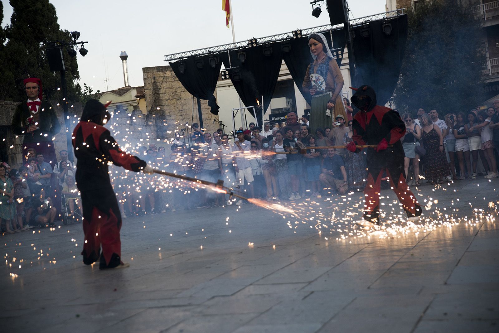 L'Entitat Sardanista dona inici a la festa de Sant Joan. Actuacions de cultura popular: Bastoners, Geganters, Caparrots i Diables. FOTO: Bernat Millet.