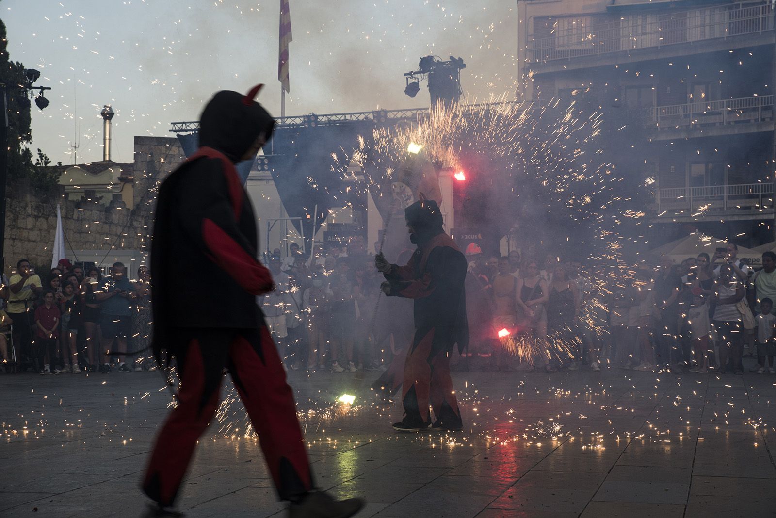 L'Entitat Sardanista dona inici a la festa de Sant Joan. Actuacions de cultura popular: Bastoners, Geganters, Caparrots i Diables. FOTO: Bernat Millet.