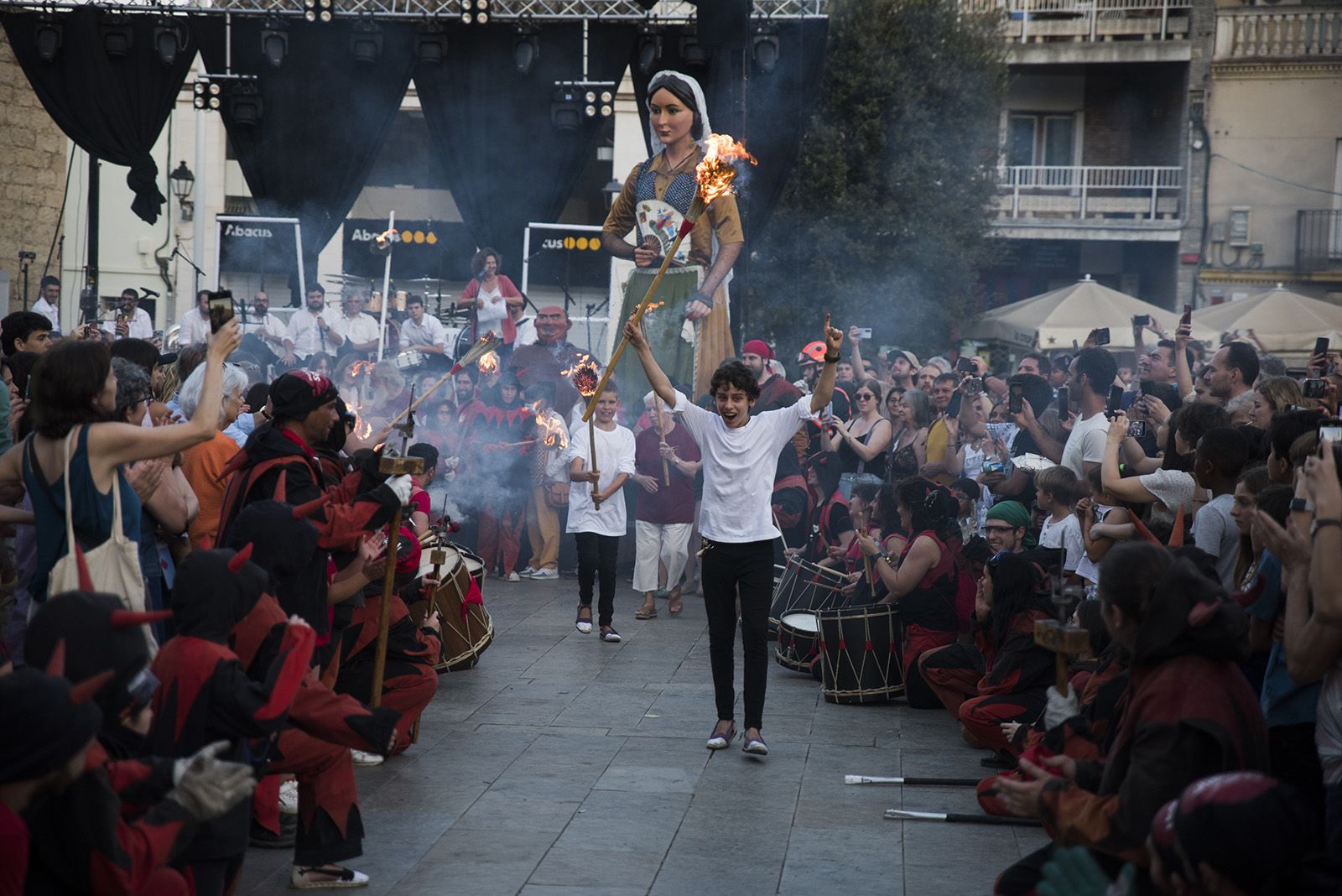 Encesa de la foguera de Sant Joan amb els Diables. FOTO: Bernat Millet.