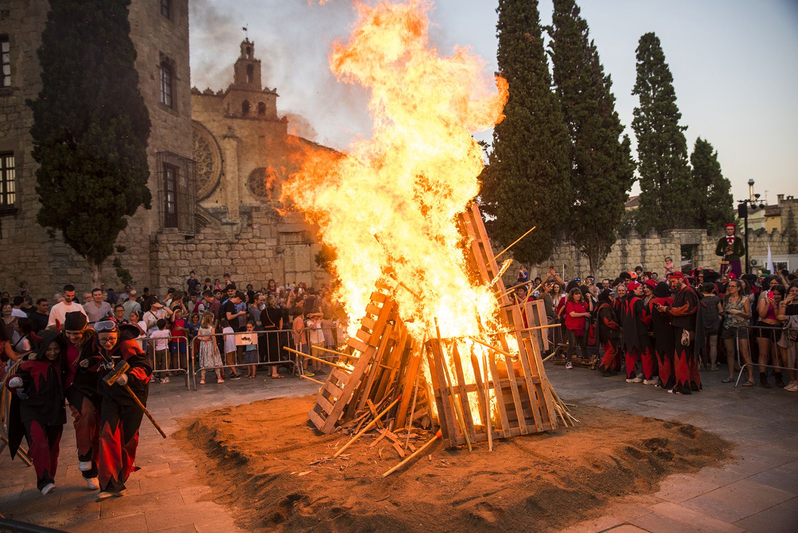 Encesa de la foguera de Sant Joan amb els Diables. FOTO: Bernat Millet.