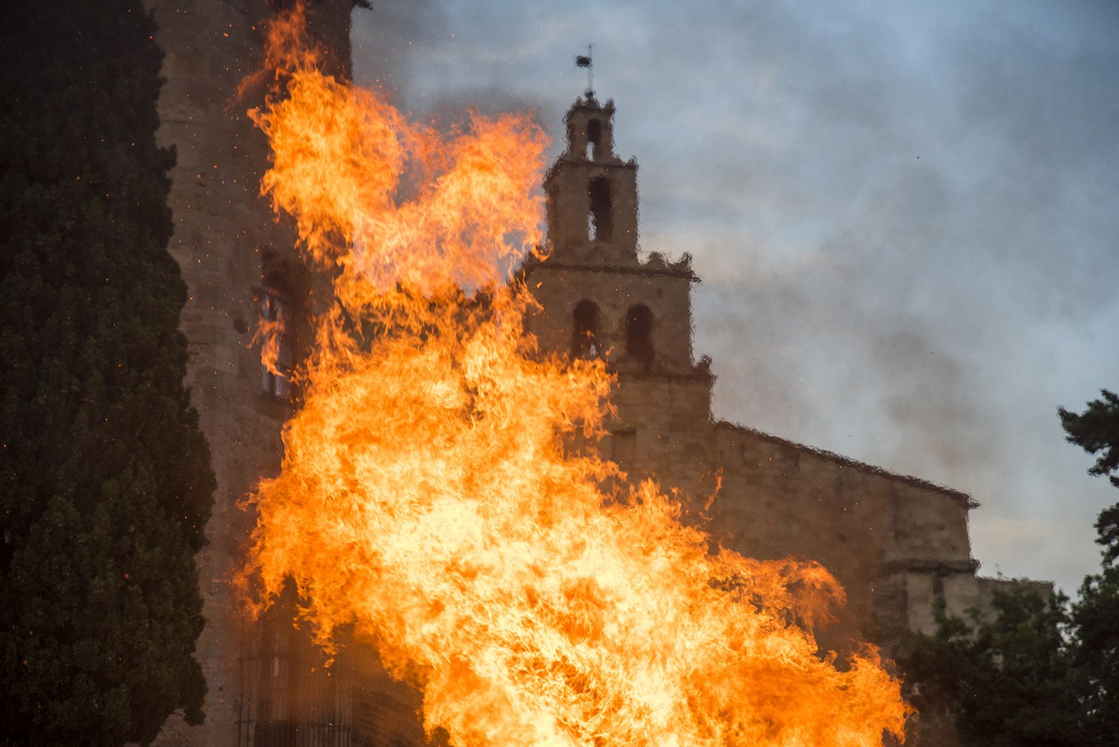 Encesa de la foguera de Sant Joan amb els Diables. FOTO: Bernat Millet.