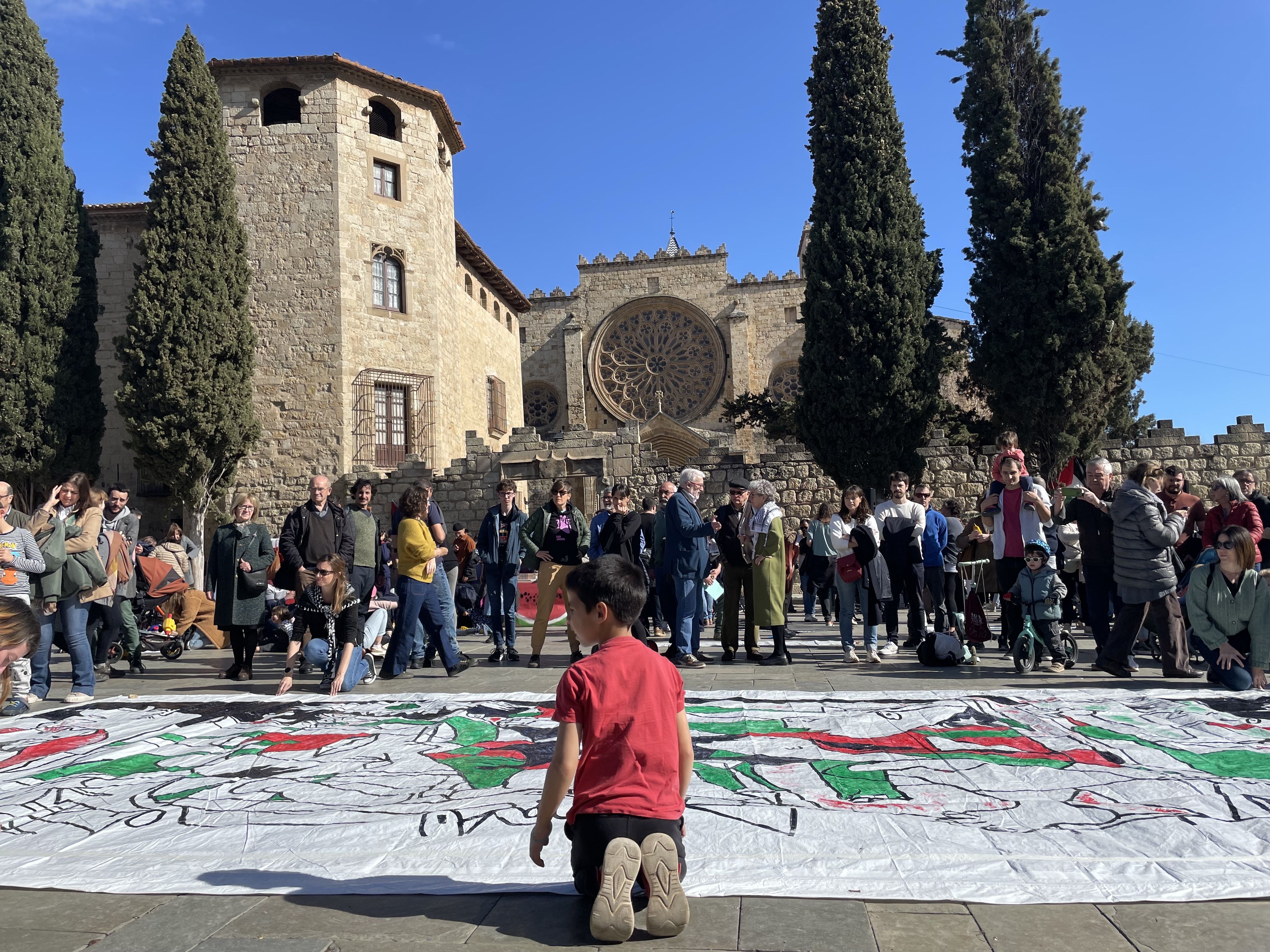 S'ha desplegat un Guernica a la plaça que els nens han pogut pintar FOTO: Àgata Guinó 