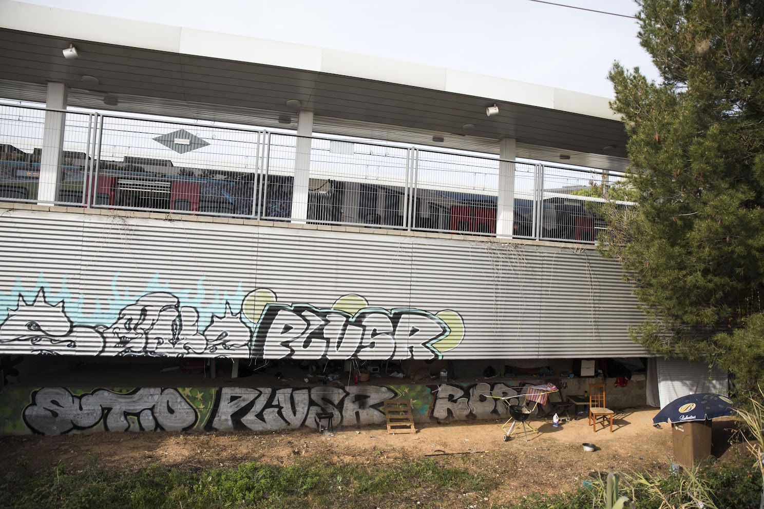 El campament just a sota de l'andana de l'estació de ferrocarrils de Volpelleres / Foto: Bernat Millet (TOT Sant Cugat)