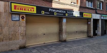 El local de Pneumàtics Llunell, amb la persiana abaixada FOTO: TOT Sant Cugat