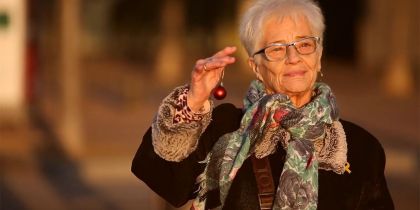 Imatge de Montserrat Maranges en una imatge d'arxiu d'un anunci de l'Ajuntament l'any 2019 per a la campanya 'Els camins de Nadal' on Maranges apareixia en un segment al barri de Volpelleres / Foto: Gravació feta per Cugat Mèdia a encàrrec de l'Ajuntament 