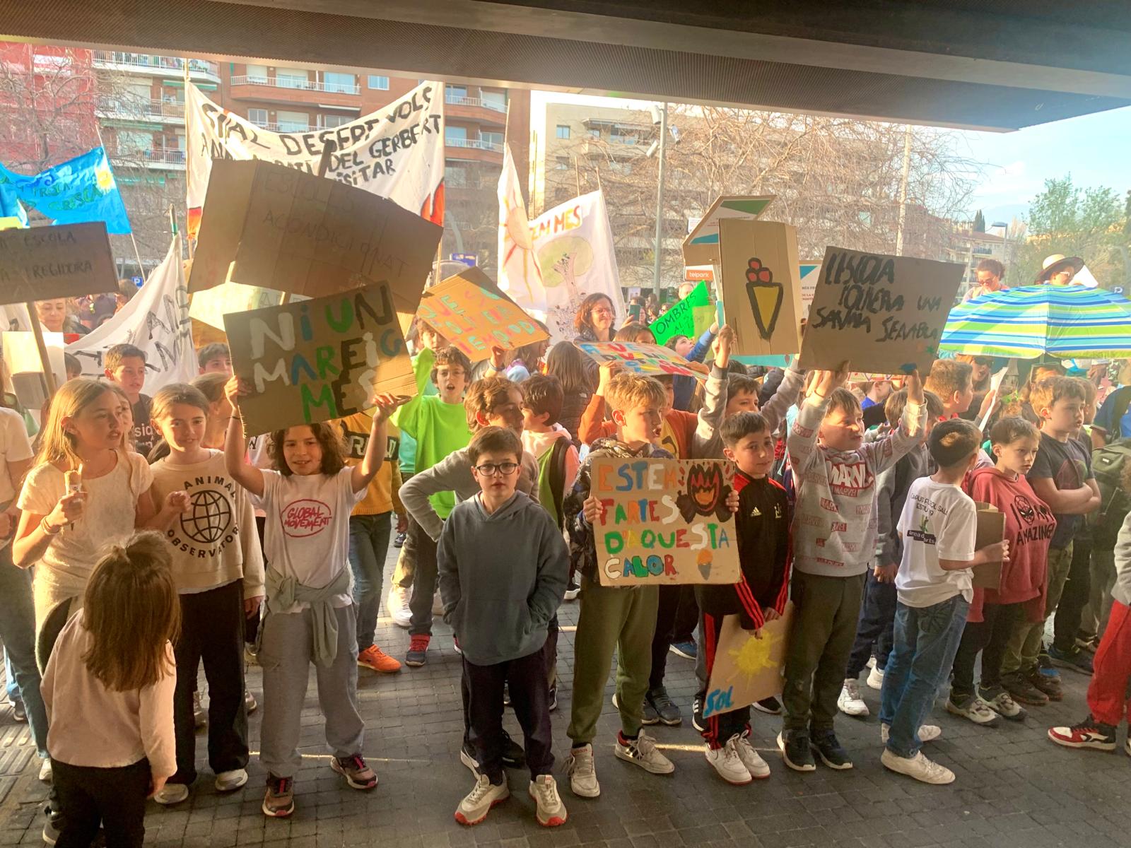 Desenes d'alumnes concentrats a les portes de l'ajuntament durant la manifestació FOTO: TOT Sant Cugat