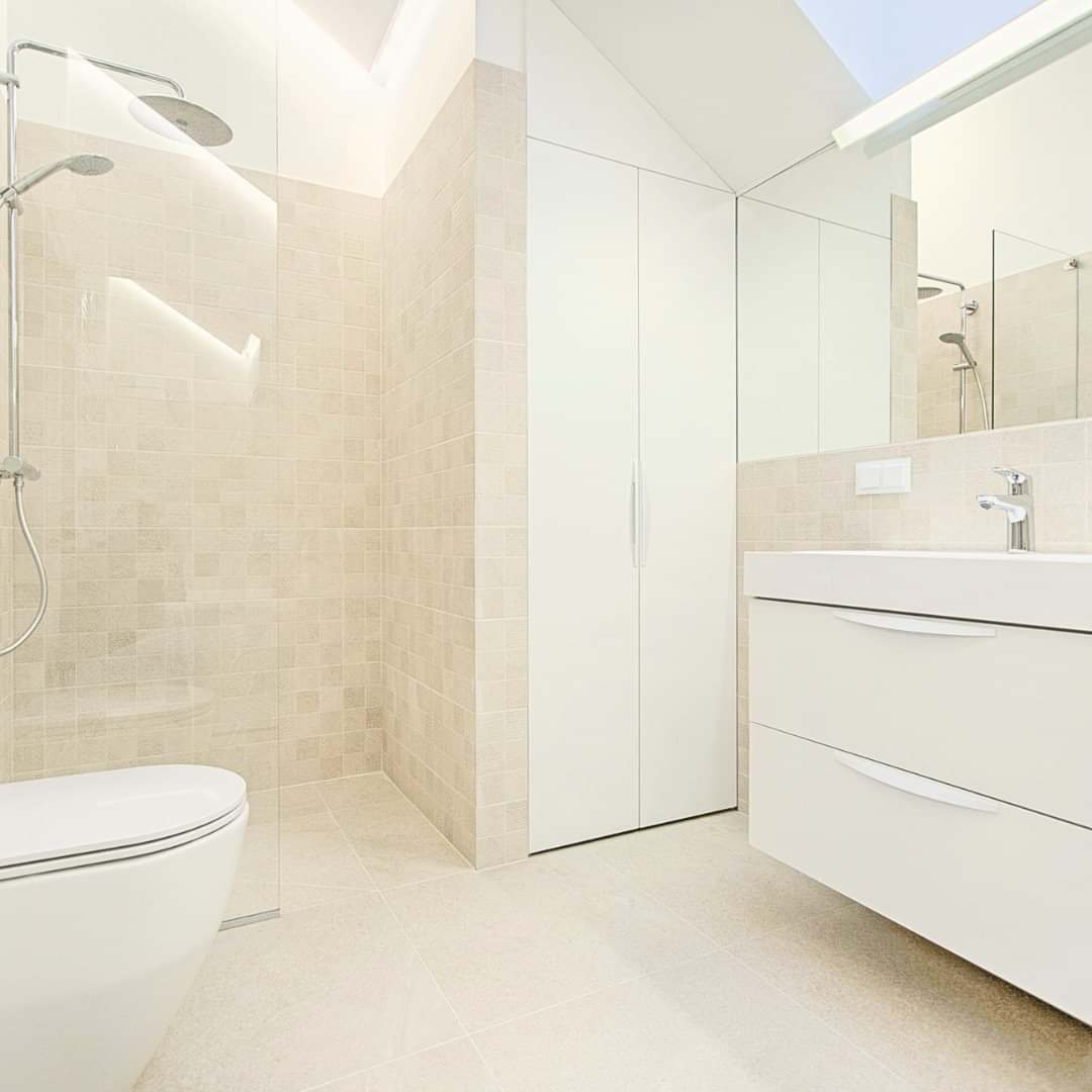 Els plats de dutxa que instal·la Bañodecor aporten seguretat a l'espai. FOTO: Cedida