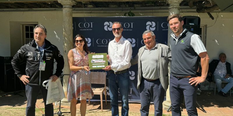 Julià López-Arenas (centre), president del Club Handbol Sant Cugat, ha recollit el guardó durant el 1r Torneig Challenge One Team. FOTO: TOT Sant Cugat