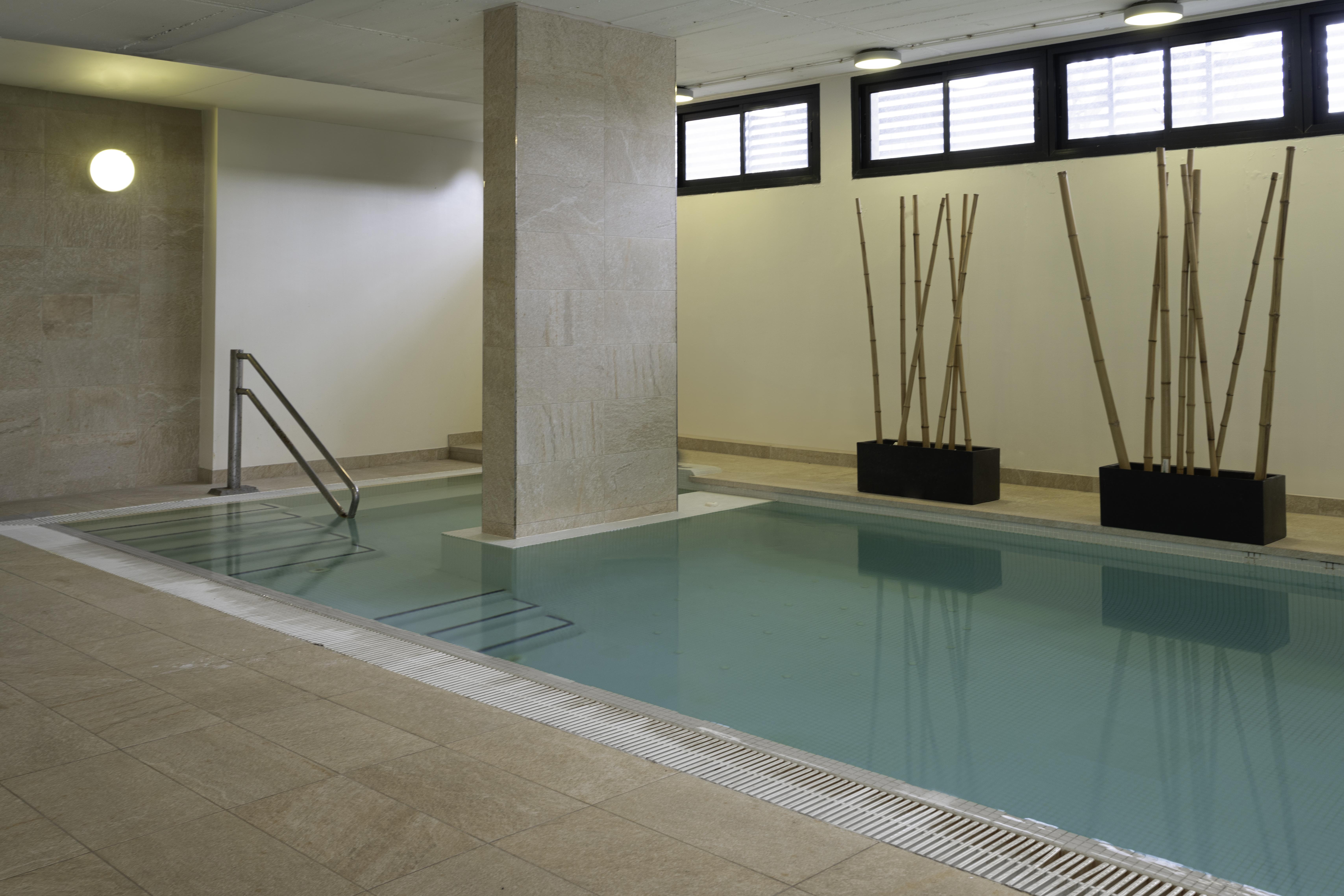 Piscina a la residència de gent gran Caser Sant Cugat. FOTO: Cedida