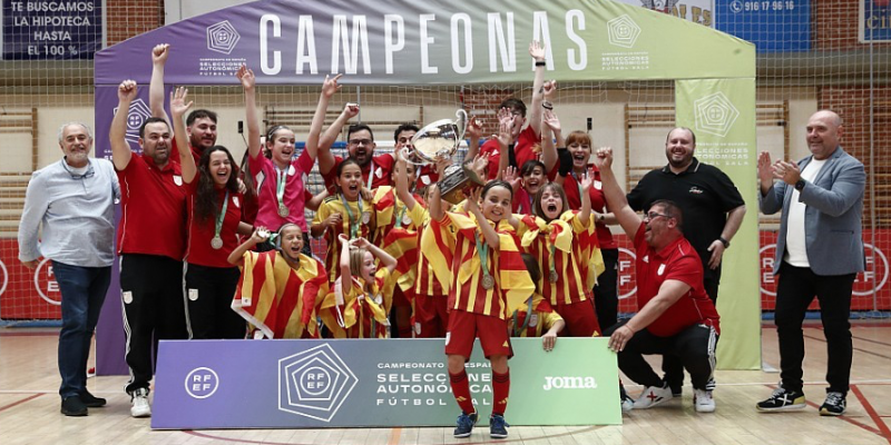 Emma Ruiz, capitana de la selecció catalana de futbol sala sub-10 femení, va aixecar el títol del Campionat d'Espanya de seleccions autonòmiques. FOTO: FCF
