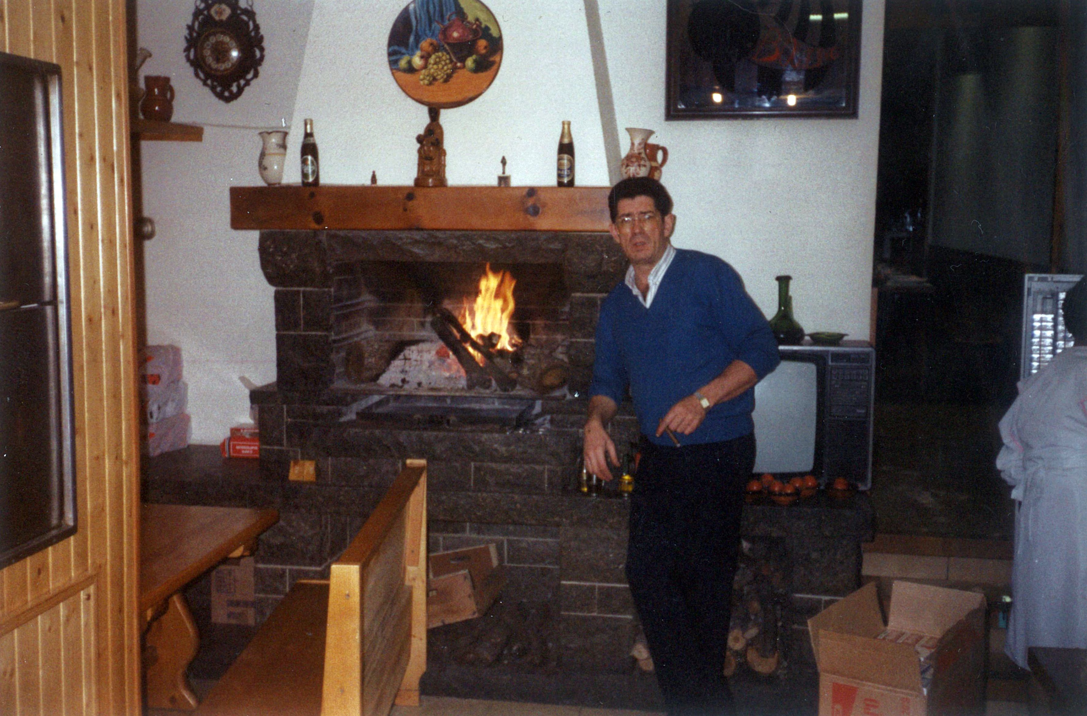 Ramon Masó, pare, davant de la llar de foc de La Bolera. Anys 80. FOTO: Cedida