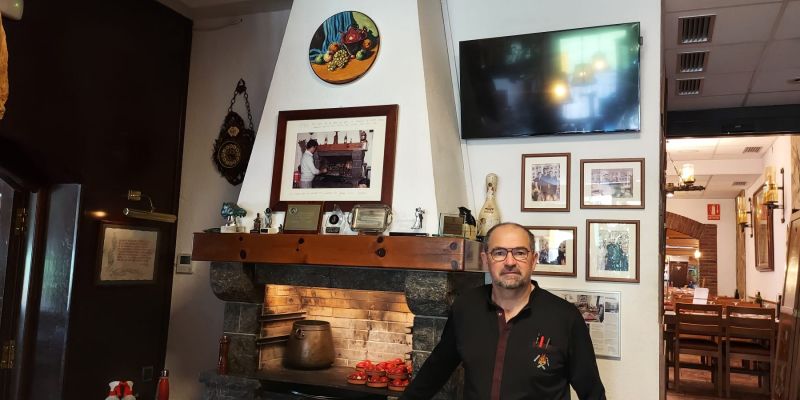 Ramon Masó, fill, davant de la llar de foc del restaurant La Bolera. FOTO: TOT Sant Cugat