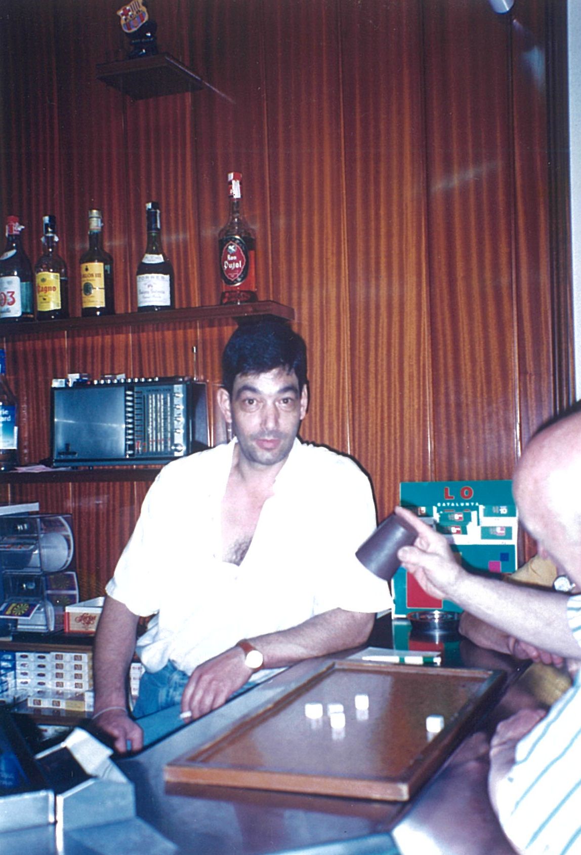 Santi Illa, fill a la barra del Bar Vallès. Anys 90. FOTO: Cedida