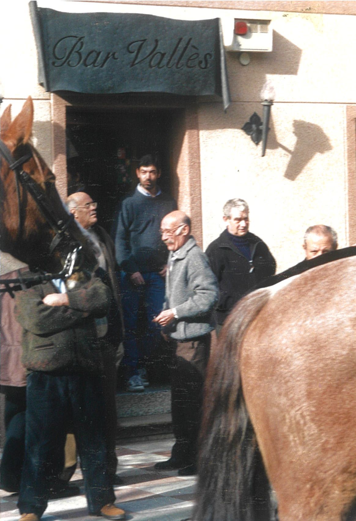 Façana del Bar Vallès el dia de la rua dels Tres Tombs. Any 2001. FOTO: Cedida