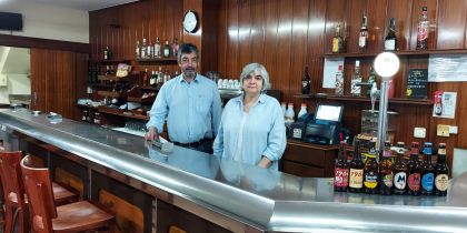 Santi Hilla, fill amb la seva dona, Victoria Santiago, a la barra del Bar Vallès de Sant Cugat. FOTO: TOT Sant Cugat