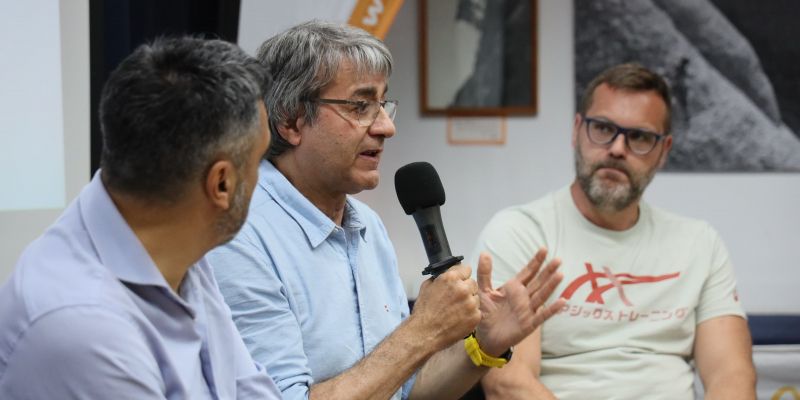 Jordi Torrijos i Josep Tarragó van explicar part de la història del Pi d'en Xandri i el seu entorn. FOTO: Ajuntament