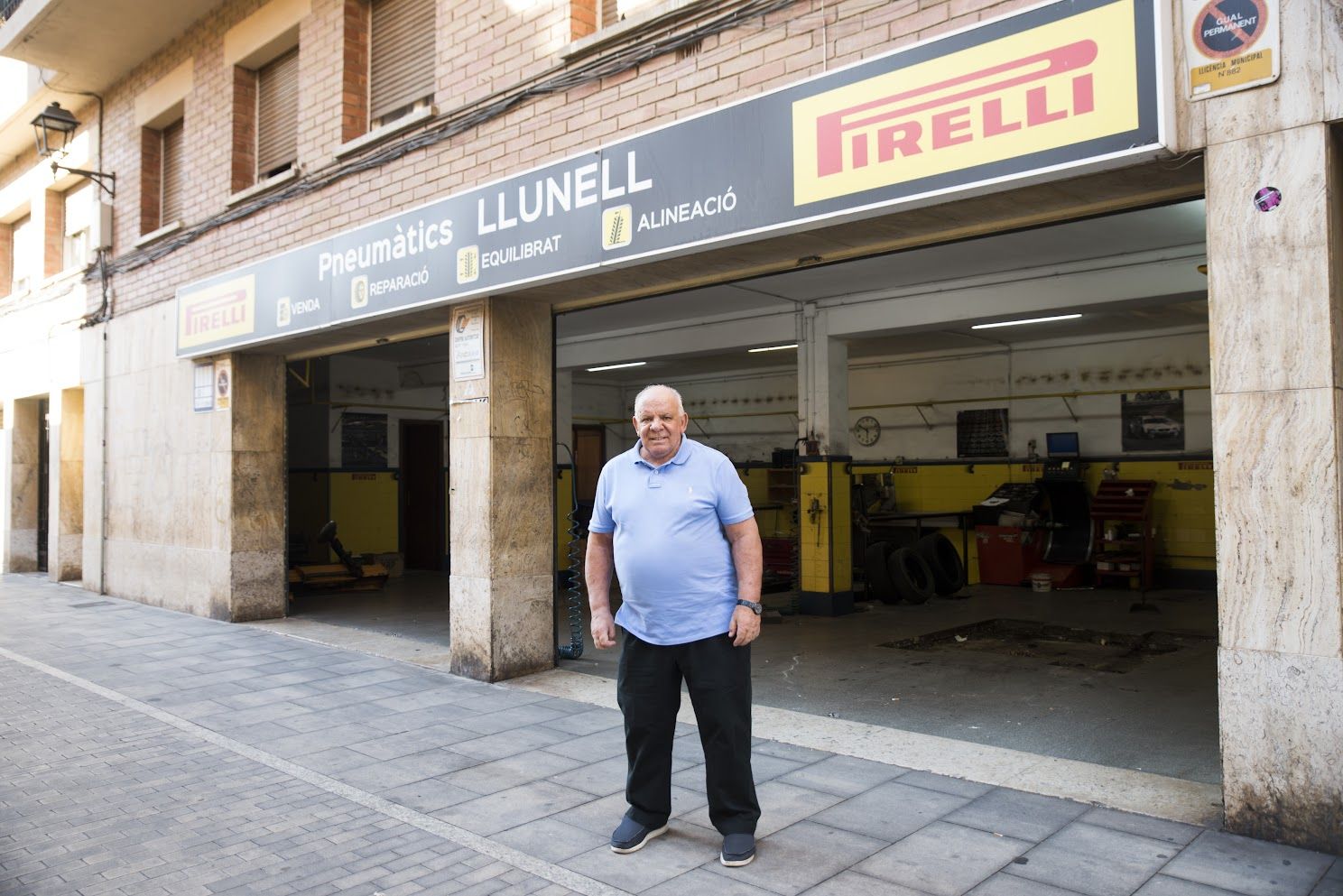 Albert Llunell davant del taller FOTO: Bernat Millet (TOT Sant Cugat)