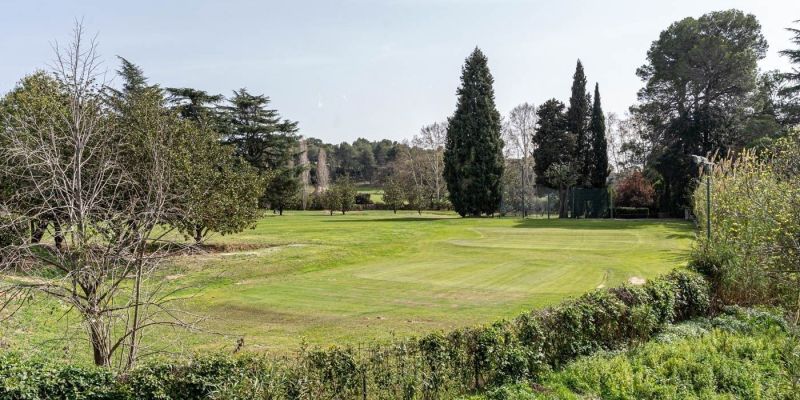 Vistes al golf des de l'espectacular casa que ofereix la immobiliària Proddigia de Sant Cugat. FOTO: Cedida