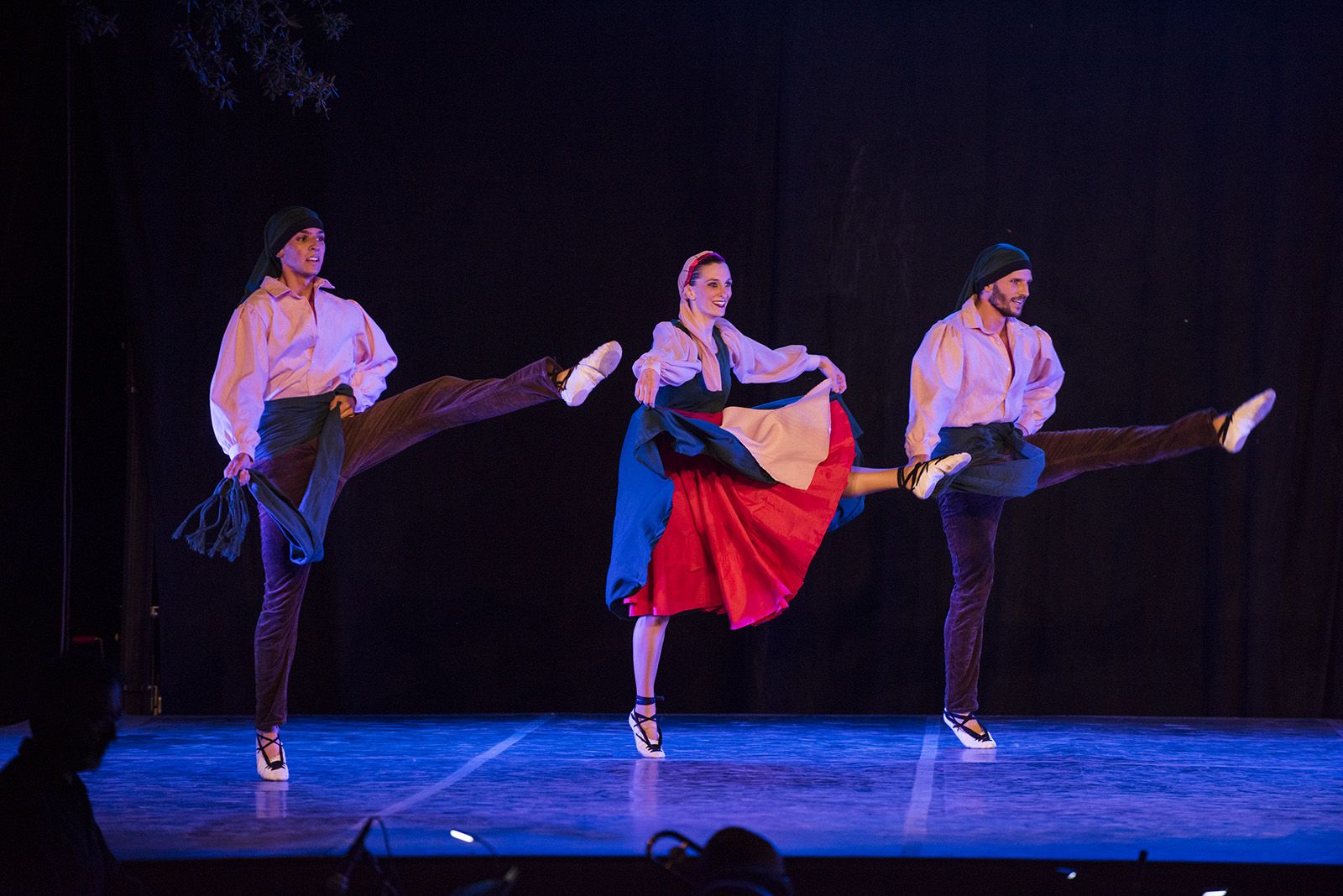 Dansa amb el Grup Mediterrània i la Cobla Marinada. FOTO: Bernat Millet.