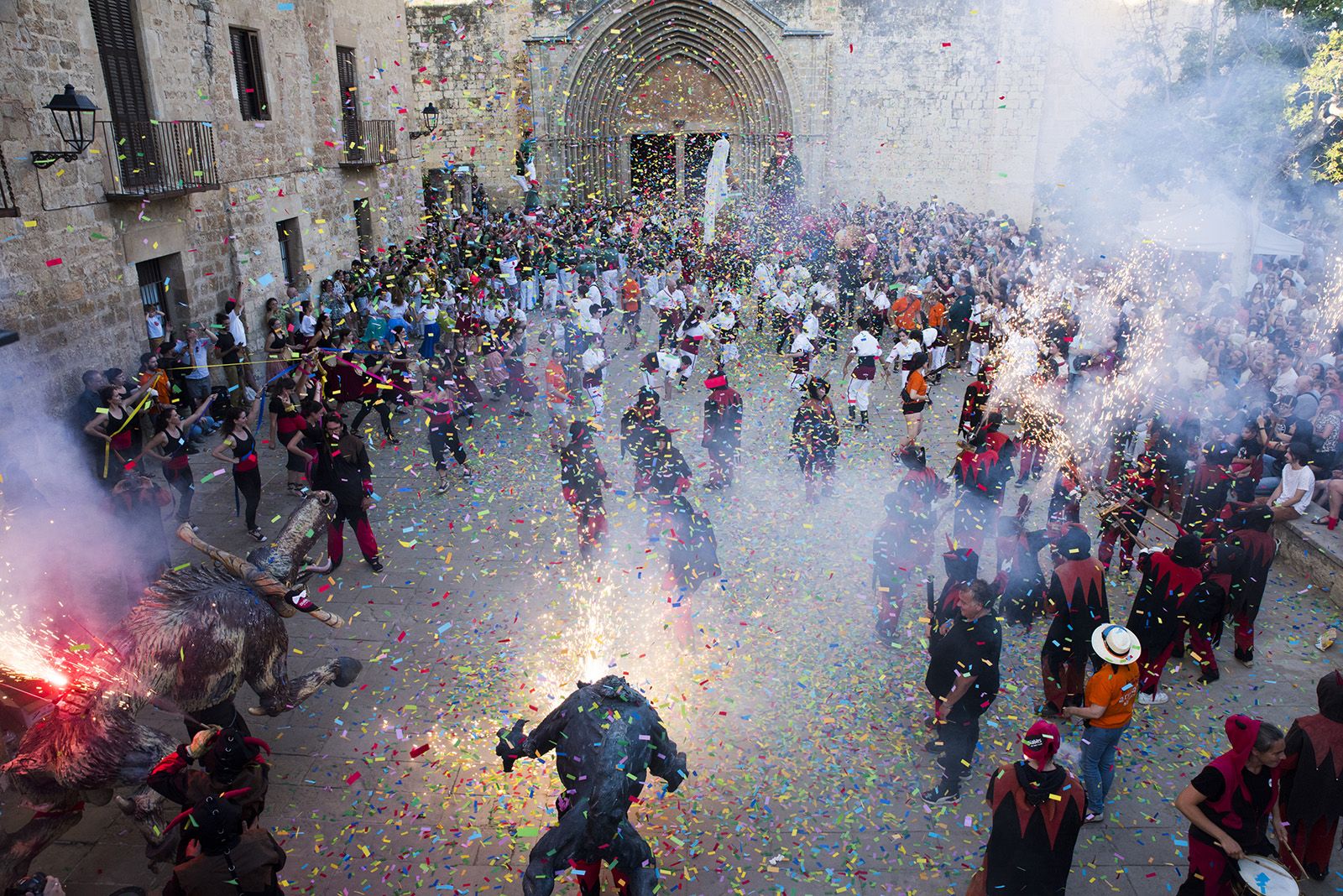 Esclat de Festa Major a la Llotgeta del Monestir. FOTO: Bernat Millet. (Tot Sant Cugat)