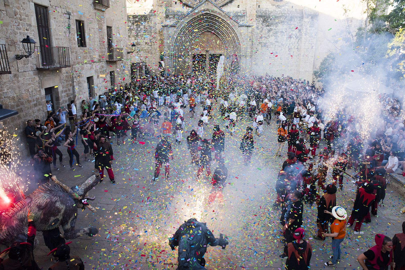 Esclat de Festa Major a la Llotgeta del Monestir. FOTO: Bernat Millet (Tot Sant Cugat)