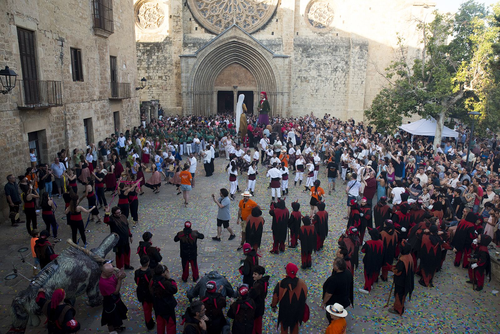 Esclat de Festa Major a la Llotgeta del Monestir. FOTO: Bernat Millet (Tot Sant Cugat)