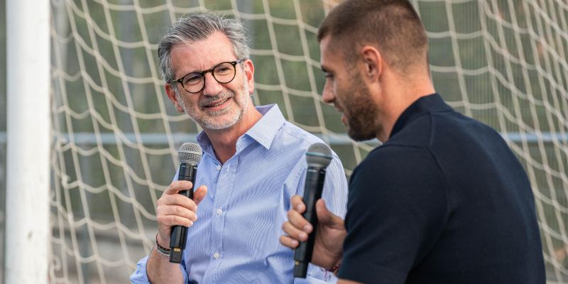 L'alcalde, Josep Maria Vallès, esquerra, ha conversat amb el futbolista del Girona FC David López. FOTO: Ajuntament