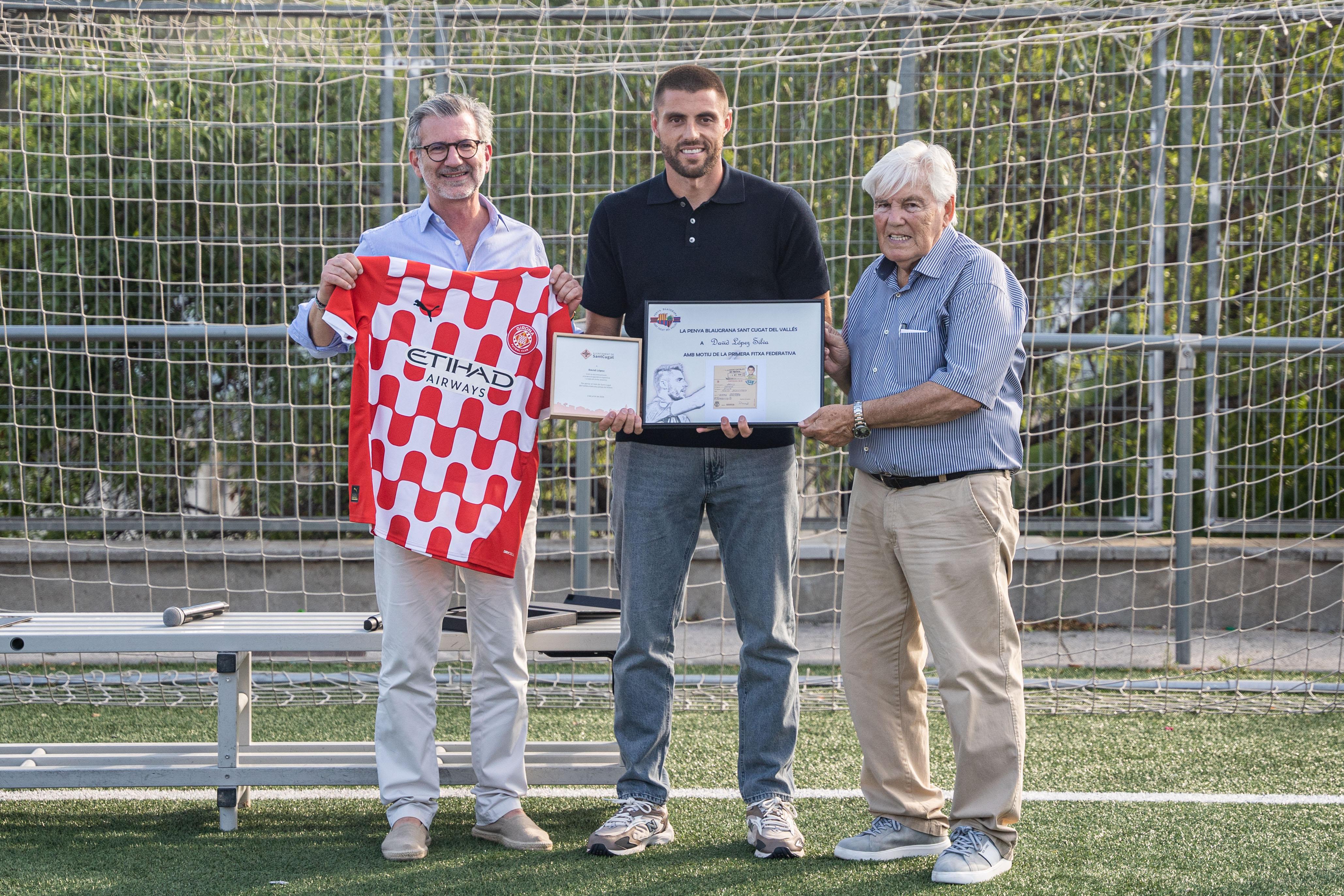 L'alcalde de Sant Cugat, Josep Maria Vallès, esquerra, el jugador David López, centre, i el president de la PB Sant Cugat, Josep Maria Félez, dreta, en la rebuda institucional del jugador del Girona FC. FOTO: Ajuntament